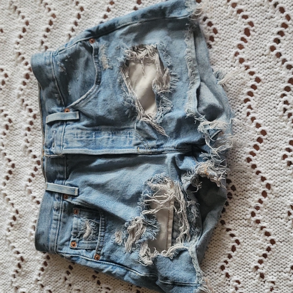 Levis 501 women's distressed shorts size 25